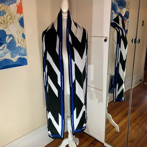 Express Chevron Knitted Oblong Scarf - Picture 4 of 5